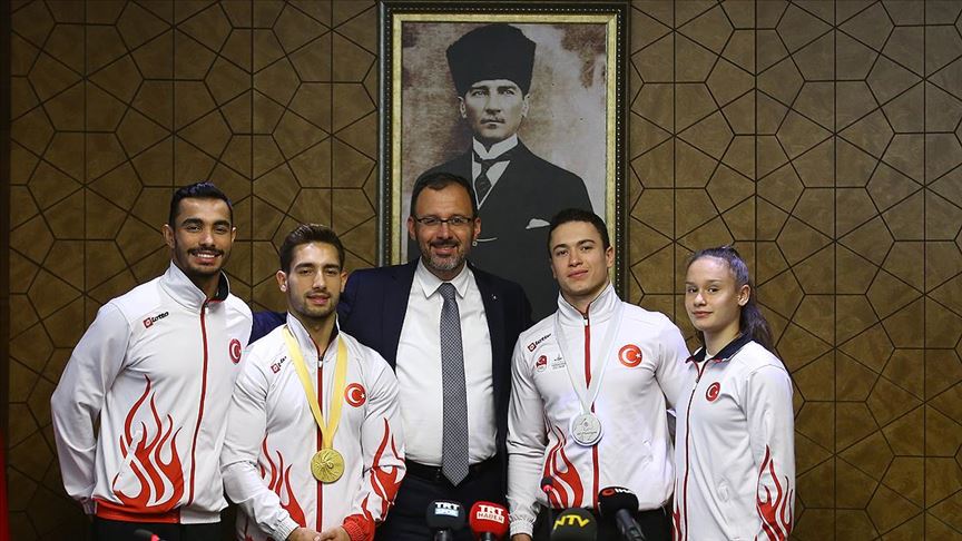 Başarılı cimnastikçiler Kasapoğlu nu ziyaret etti