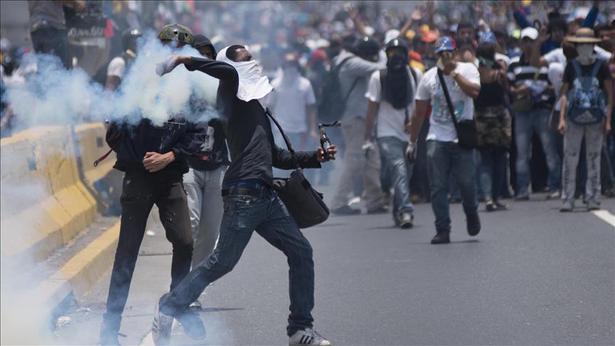 Venezuella da protesto devam ediyor