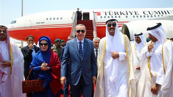 Erdoğan ı Katar da Emir karşıladı