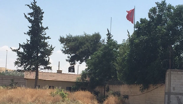 Türk ve IŞİD bayrakları yan yana!