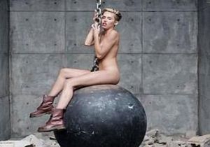 Miley Cyrus Gündenden Düşmek Bilmiyor!