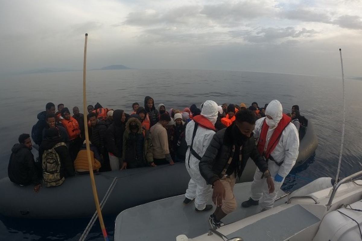 Çanakkale açıklarında Yunanistan ın geri ittiği 80 göçmen kurtarıldı!