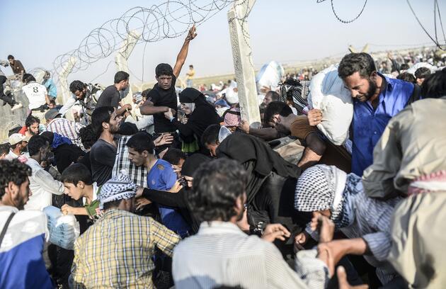 Suriyeliler Türkiye sınırına yürüdü!