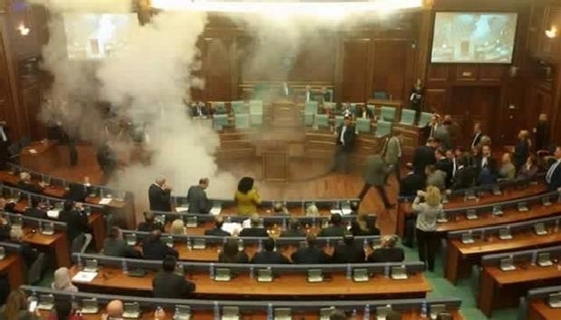  Kosova  meclisi duman altı!