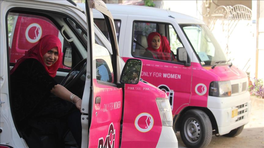 Kadınlara özel pembe taksi