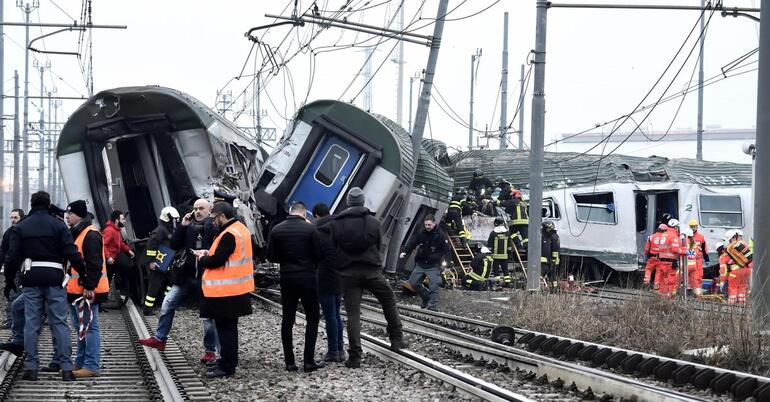 İtalya da tren kazası ölü ve yaralılar var!