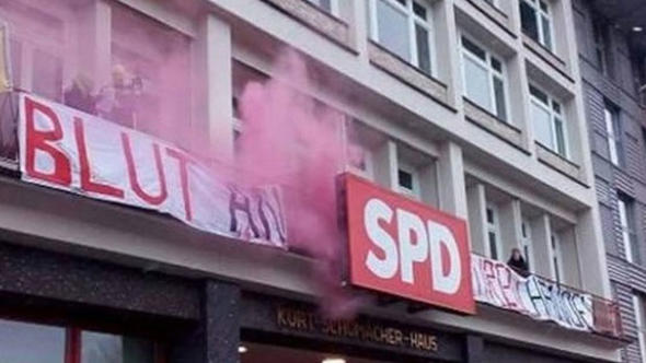 Almanya da PKK yandaşları SPD yi bastı