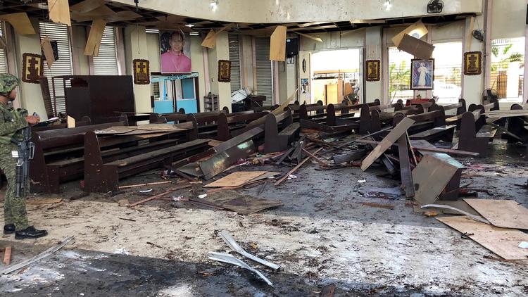 Filipinler de kiliseye saldırı: 27 ölü