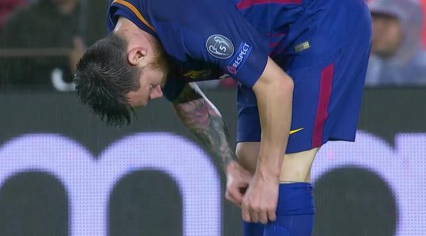 Messi, çorabından çıkarıp içti