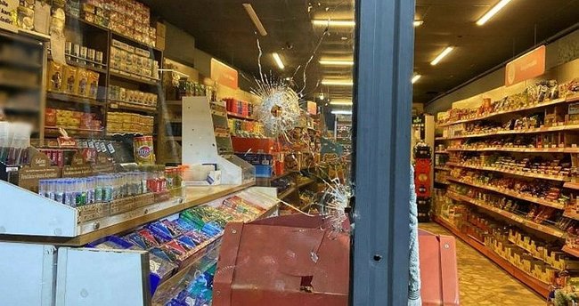 Esenyurt’ta markete silahlı saldırı: Onlarca kurşun isabet etti