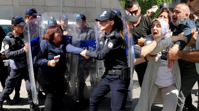 Tutuklu askeri öğrencilerin annelerine AK Parti önünde gözaltı