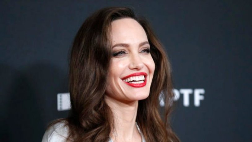 Angelina Jolie, soyadını değiştirdi