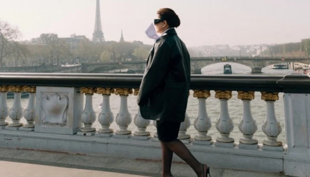 Sibel Can'�n Paris pozlar� be�eni toplad�!