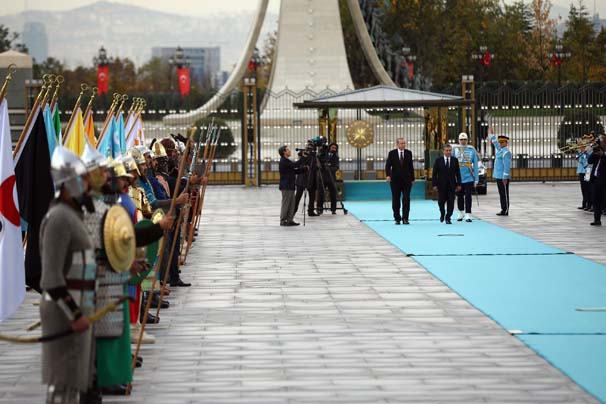 Mirziyoyev resmi törenle karşılandı
