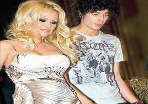 Pamela Anderson un 1 milyon dolarlık çekine ret