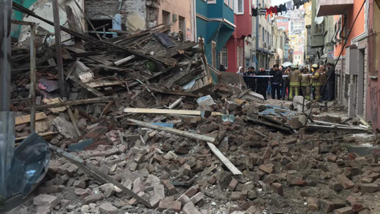 İstanbul da bir bina daha çöktü!
