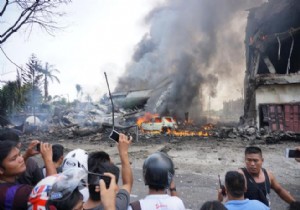Endonezya da uçak düştü: En az 30 ölü