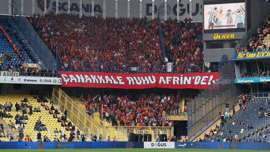 Fenerbahçe stadında açılan pankarta alkış yağdı
