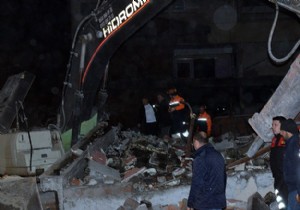 Amasya da yıkımına başlanan 6 katlı bina çöktü!