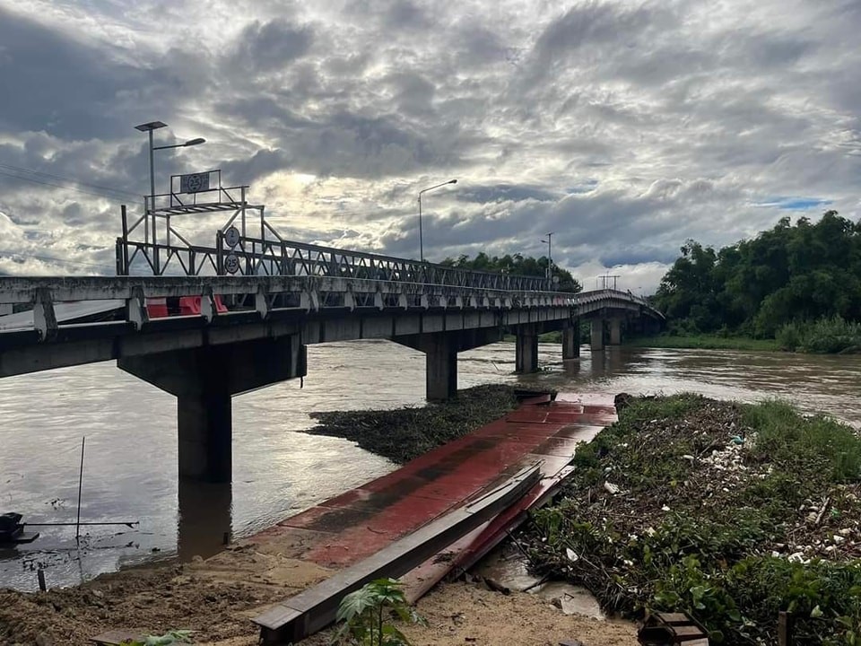 Tayland da sel suları köprüyü yıktı