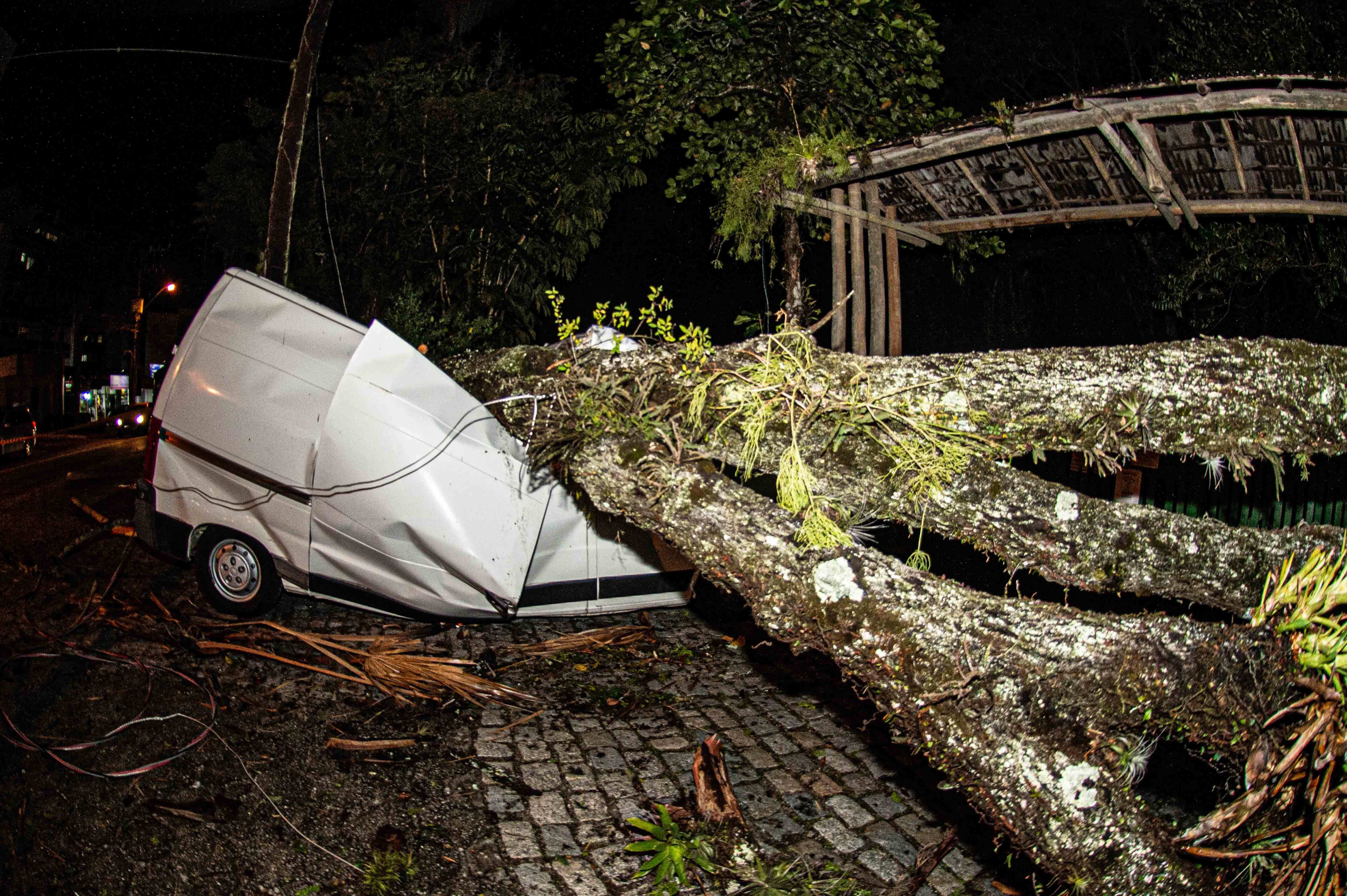 Brezilya nın güneyini fırtına vurdu: 10 ölü