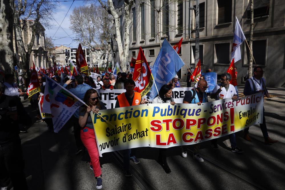 Fransa’da kamu çalışanları zam talebiyle greve gitti