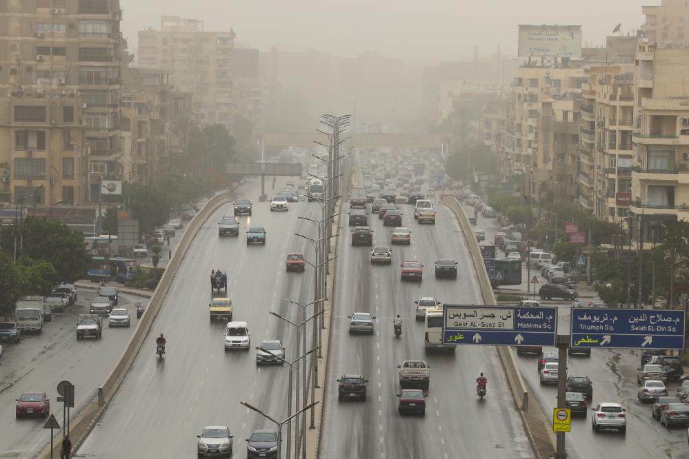 Kahire’yi kum fırtınası vurdu, gökyüzü turuncuya döndü