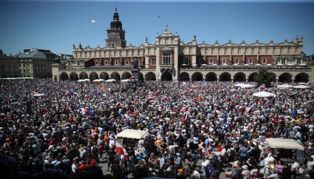 Polonya'da binlerce kişiden hükümet karşıtı protesto
