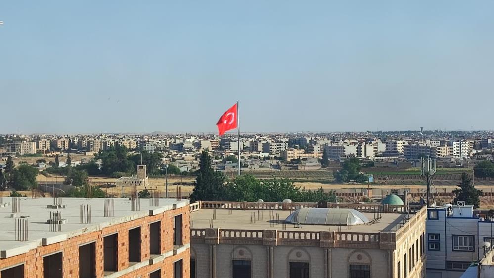 Nusaybin de Suriye sınırına yakın noktada Türk bayrağı dikildi