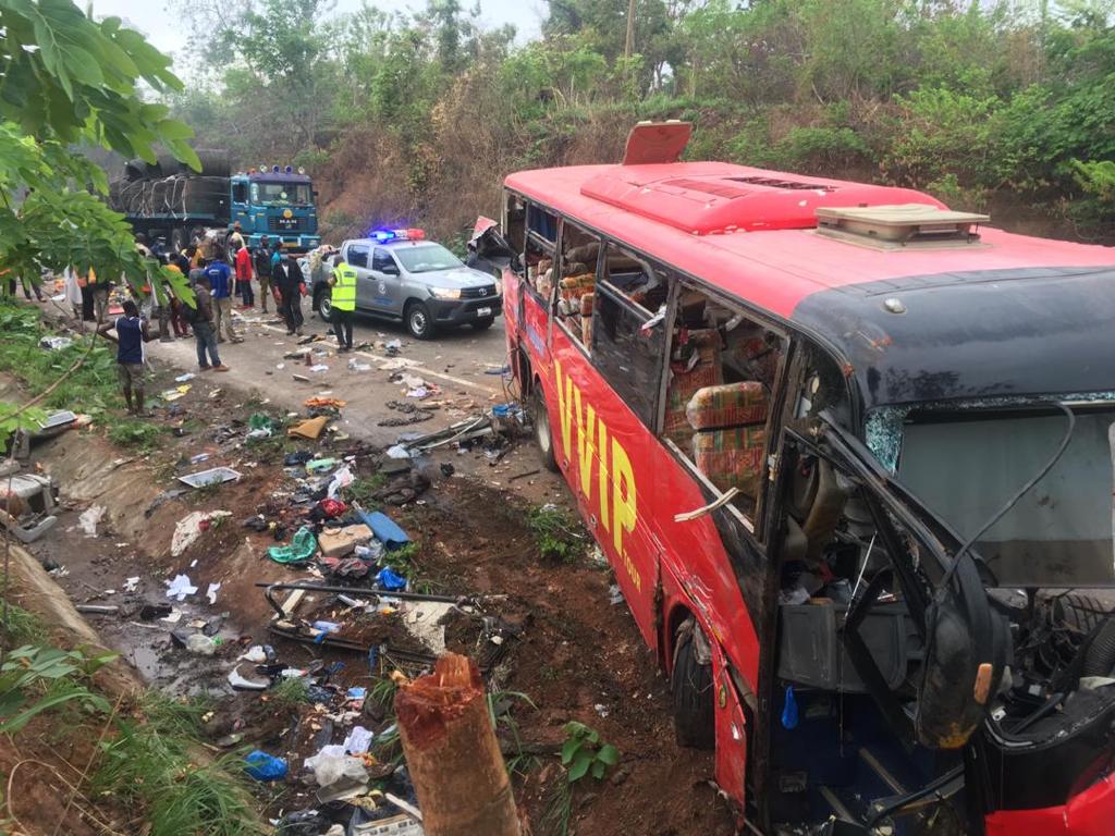 İki yolcu otobüsü çarpıştı: En az 60 ölü
