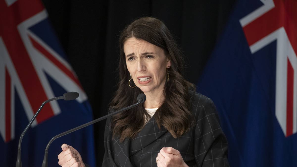 Yeni Zelanda Başbakanı mikrofonu açık unutup küfür etti!