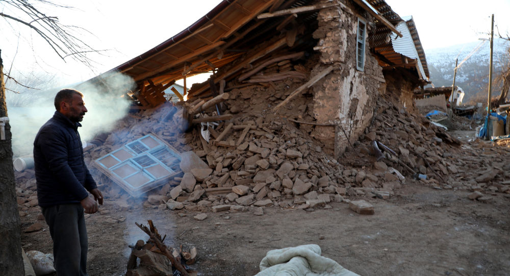Depremde bir köy tamamen yıkıldı
