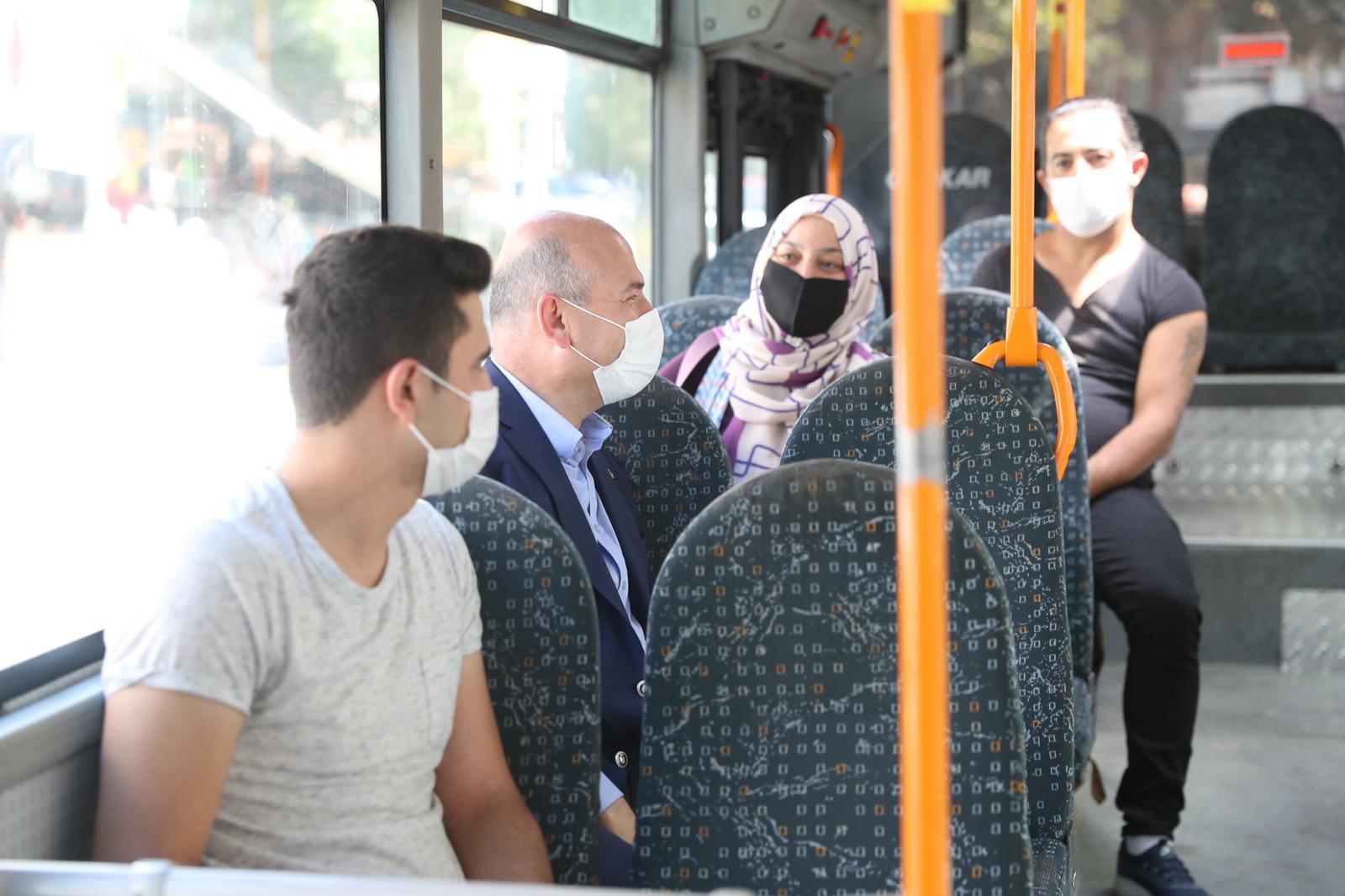 Bakan Soylu, halk otobüsüne binerek vatandaşları Kovid-19 a karşı uyardı