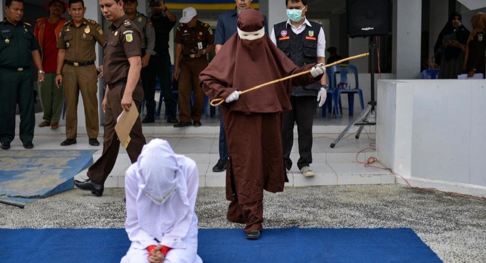 Endonezya kadın kırbaç ekibi kuruldu: Merhamet yok