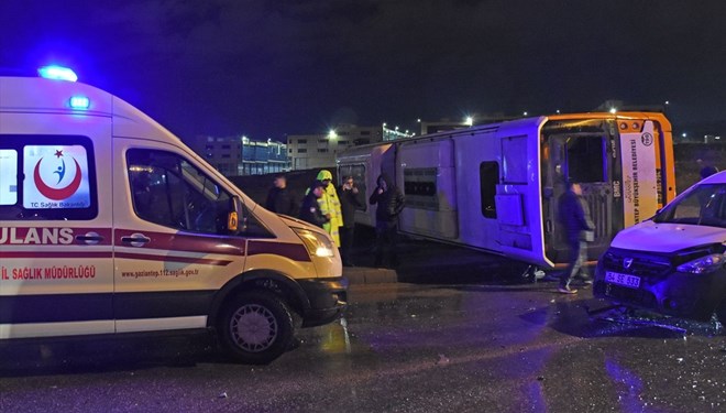 Gaziantep te şehir içi otobüsü devrildi: 20 yaralı
