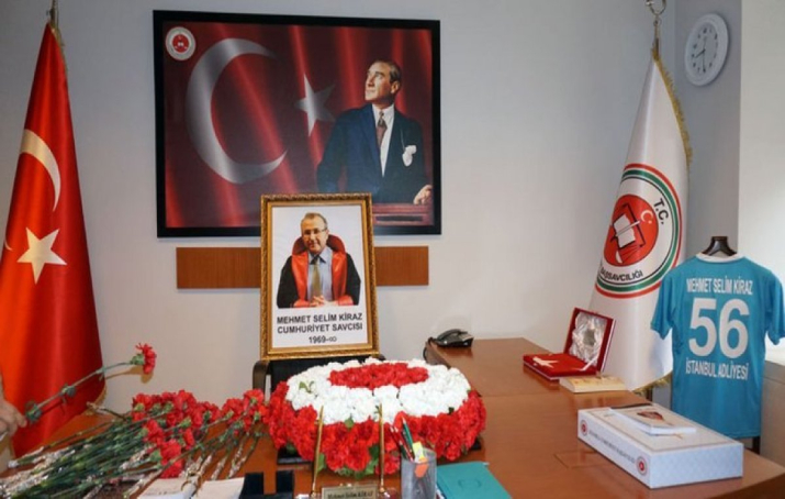 Şehit savcı Mehmet Selim Kiraz, İstanbul Adliyesi nde düzenlenen törenle anıldı