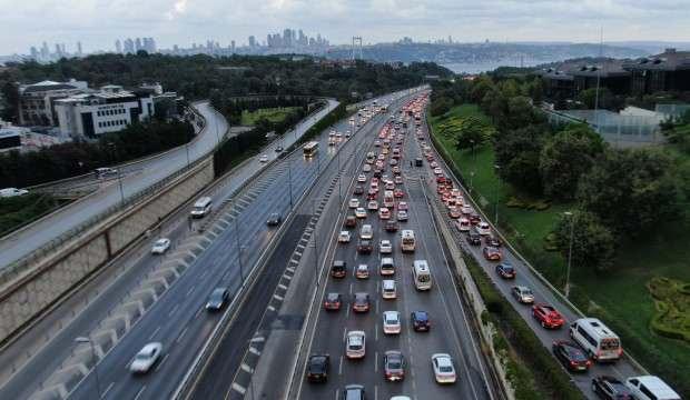 İstanbul da eğitimin ilk günü trafik yoğunluğu