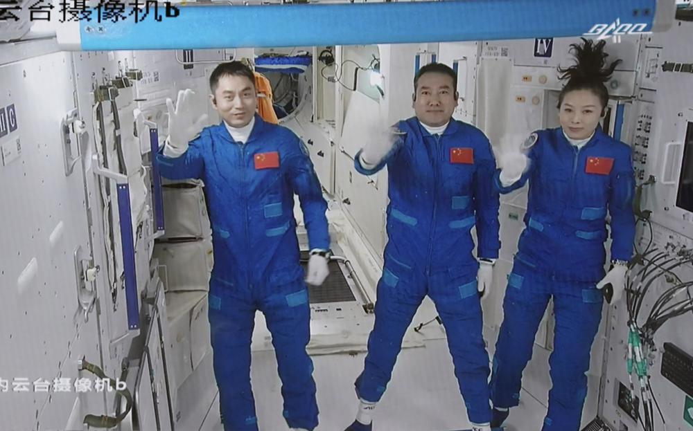 Çin in Shenzhou-13 uzay aracı 6 aylık görev için rıhtıma yanaştı!