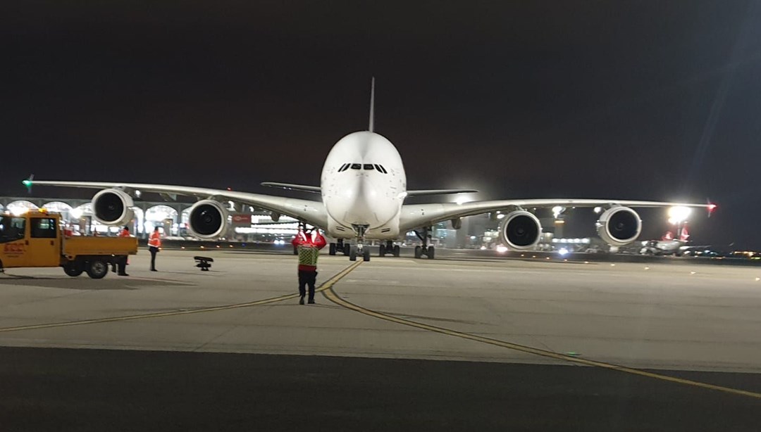 İstanbul Havaalanı nda ilk! Uçak hasta yolcu için indi
