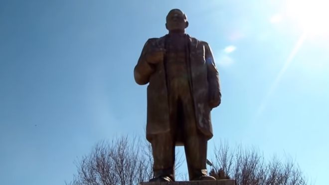 İmamlar topladıkları parayla Lenin heykelini restore etti