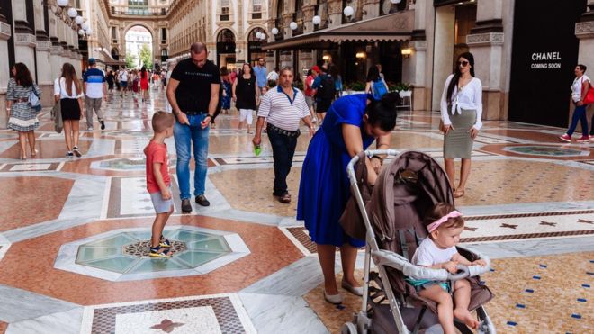 İtalya da  aileleri korumak  için Pazar günleri alışveriş merkezlerini kapama planı