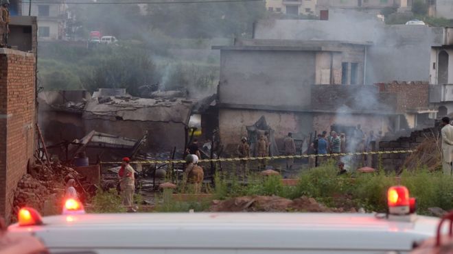 Pakistan da askeri uçak evlerin üzerine düştü: 17 ölü