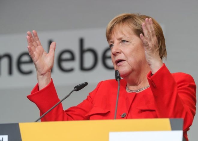 Merkel e domatesli protesto