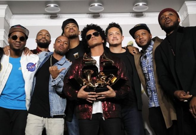 Grammy ödül törenine Bruno Mars ve beyaz güller damga vurdu