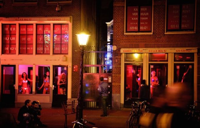 Amsterdam ın genelevleri ile ünlü sokağına turist sınırlaması geliyor