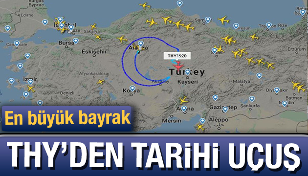 THY uçağı gökyüzünde Türk bayrağı çiziyor