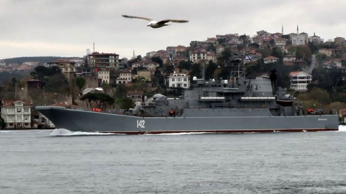 Rus savaş gemisi Boğaz dan geçti