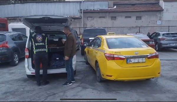 Turistleri almak için Türk yolcuları indiren taksici yakalandı