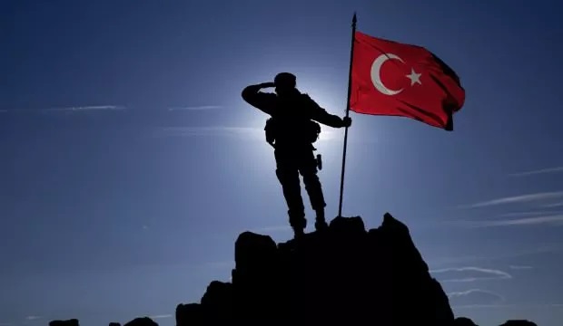 PKK nın terör inine bayrağımız dikildi