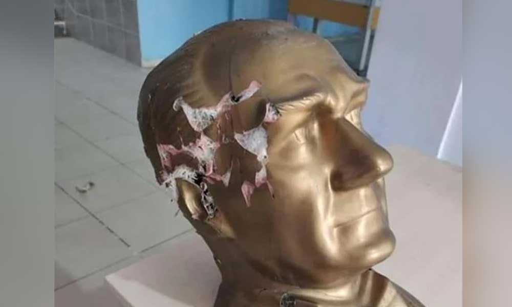 Okuldaki Atatürk büstüne saldırı!